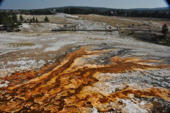 A estranha paisagem de fontes termais ao redor do geiser Old Faithful, no Yellowstone National Park, em Wyoming, nos Estados Unidos